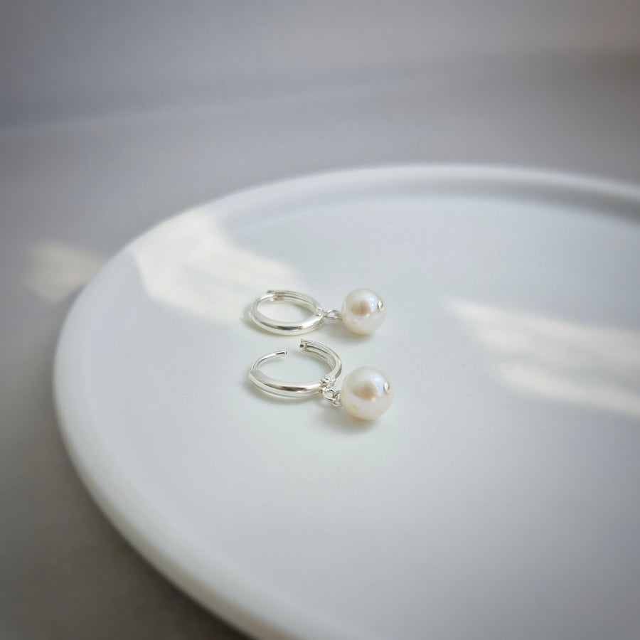 Small Freshwater Pearl Leverback Hoop Earrings / 925 Silver