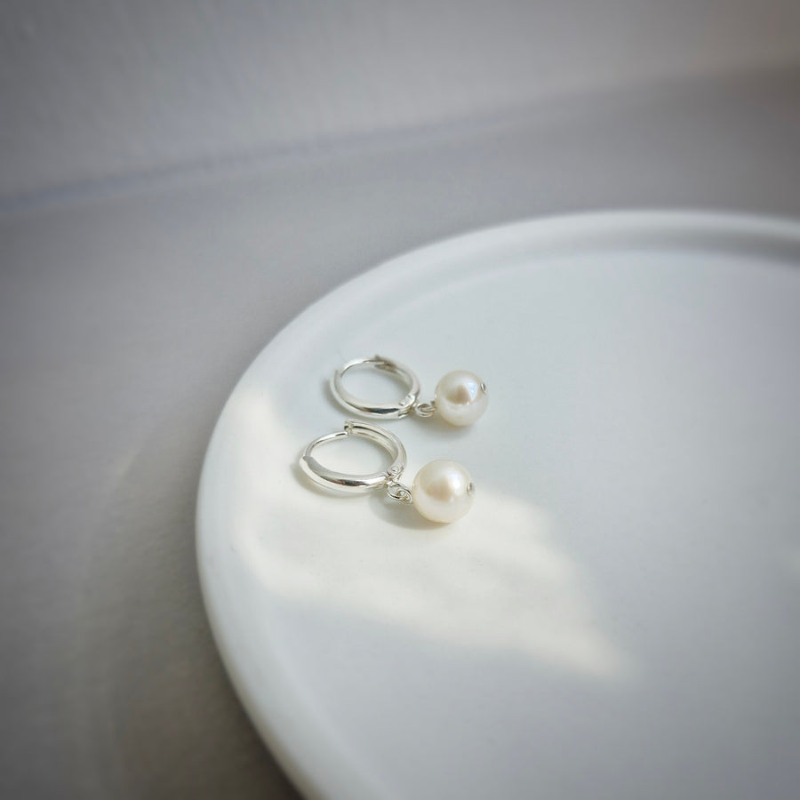 Small Freshwater Pearl Leverback Hoop Earrings / 925 Silver