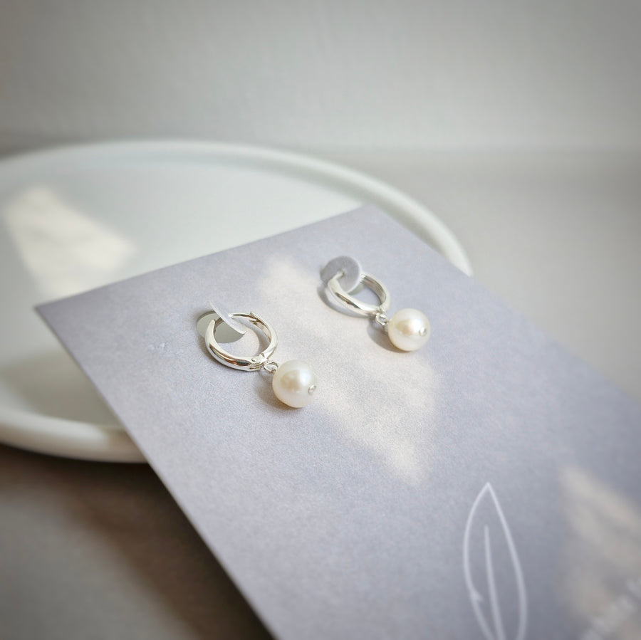 Small Freshwater Pearl Leverback Hoop Earrings / 925 Silver