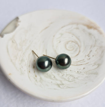 Tahitian Pearl Earstuds (Dark Grey/Green Overtone) / 14k Gold-filled