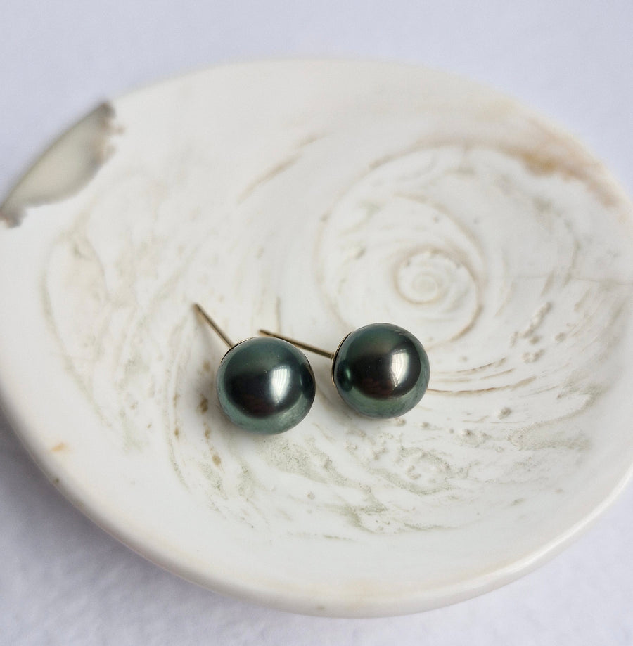 Tahitian Pearl Earstuds #17 (Dark Grey/Green Overtone) / 14k Gold-filled