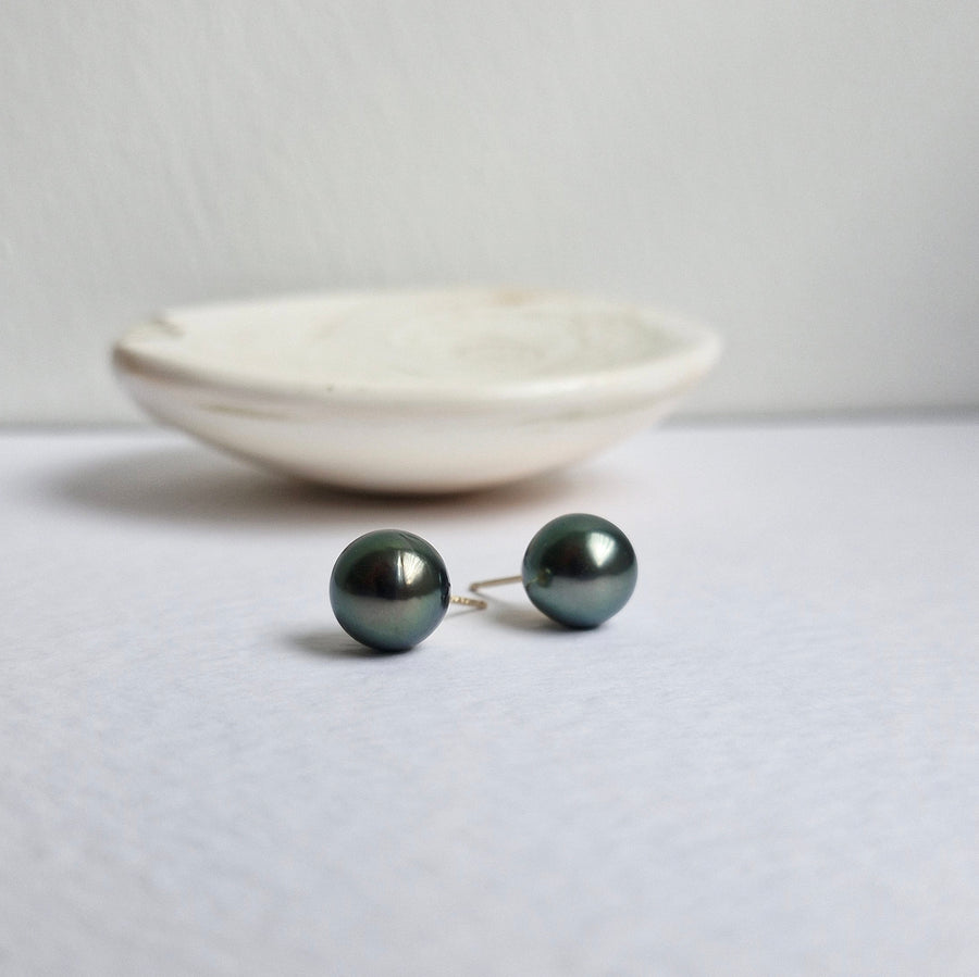Tahitian Pearl Earstuds #17 (Dark Grey/Green Overtone) / 14k Gold-filled
