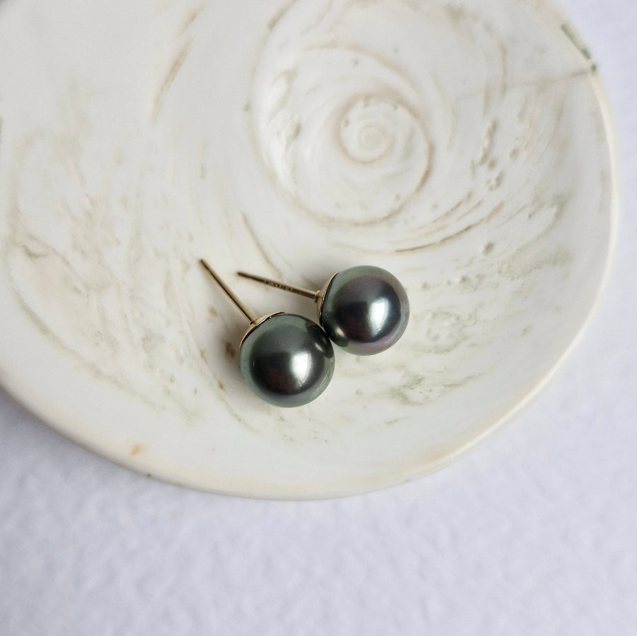 Tahitian Pearl Earstuds #19 (Dark Grey/Purple Overtone) / 14k Gold-filled