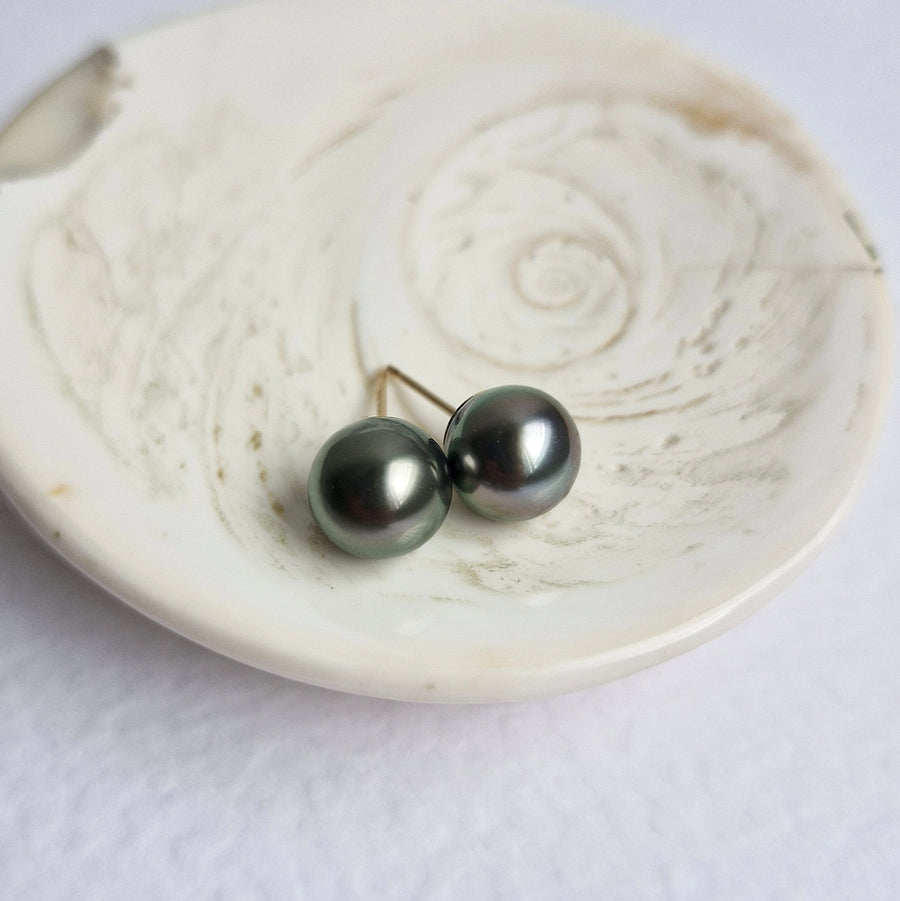 Tahitian Pearl Earstuds #19 (Dark Grey/Purple Overtone) / 14k Gold-filled