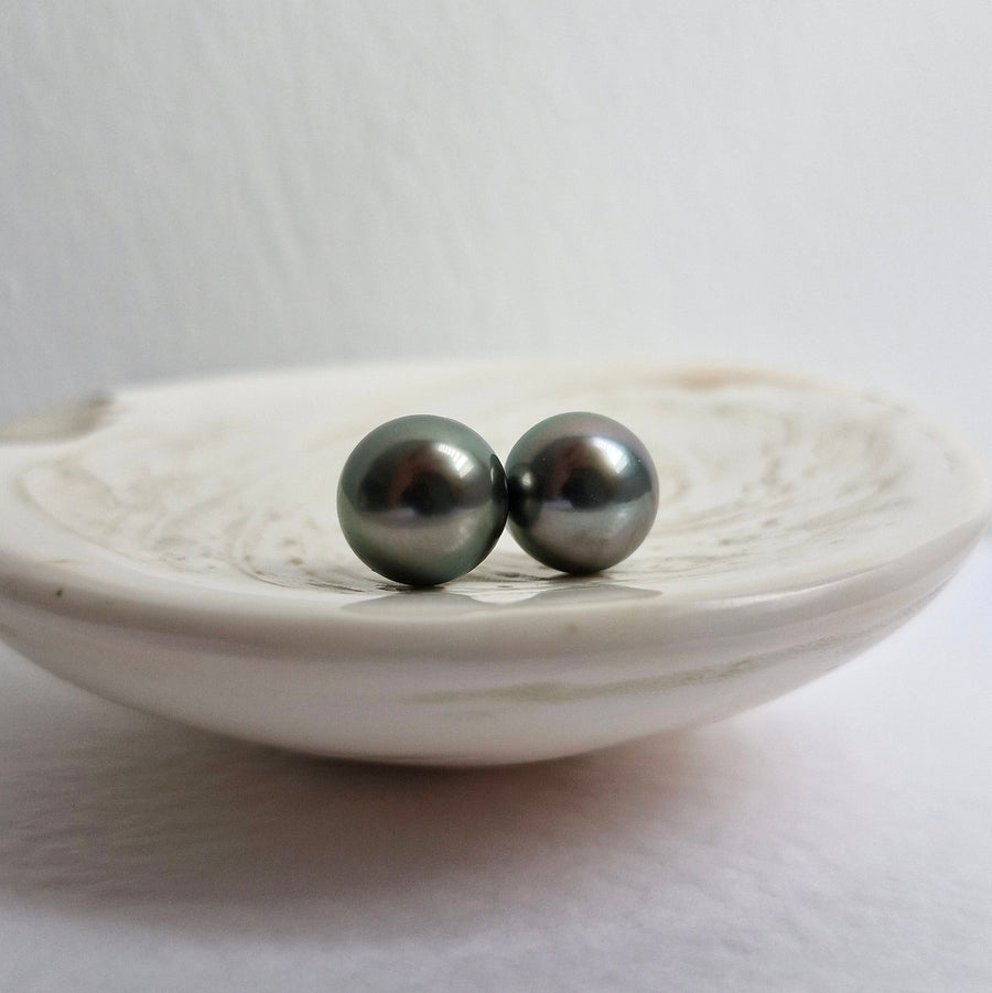 Tahitian Pearl Earstuds #19 (Dark Grey/Purple Overtone) / 14k Gold-filled