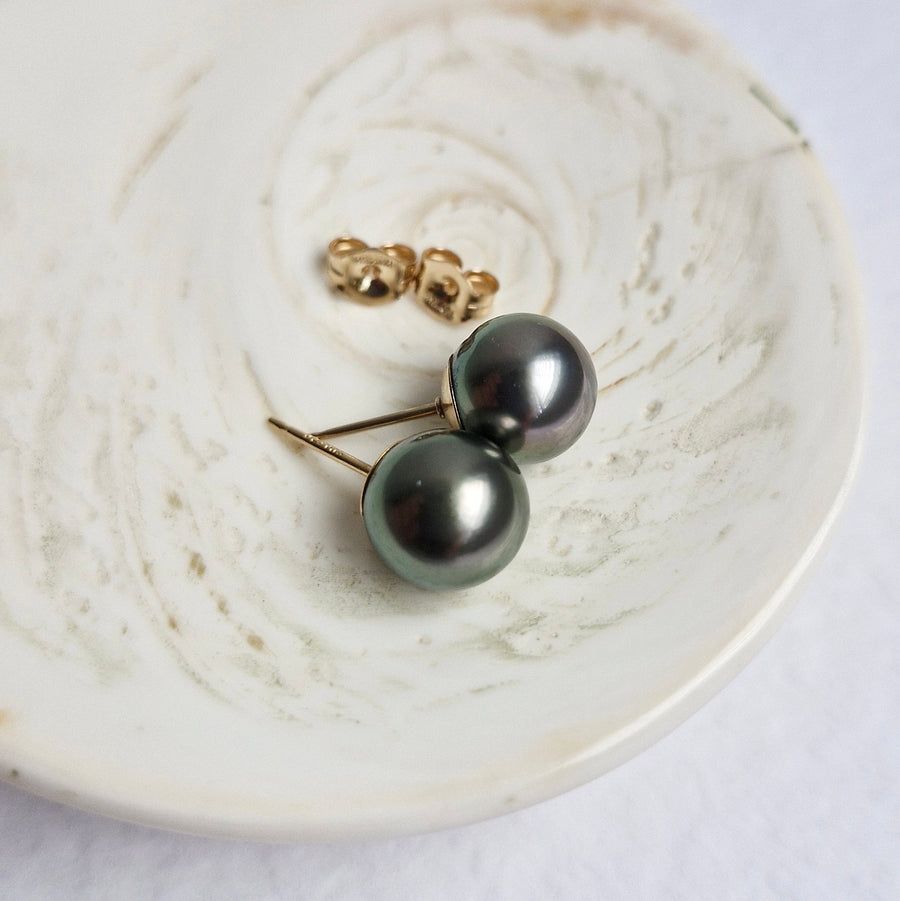 Tahitian Pearl Earstuds #19 (Dark Grey/Purple Overtone) / 14k Gold-filled