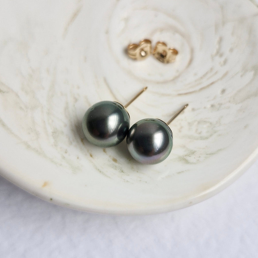 Tahitian Pearl Earstuds #19 (Dark Grey/Purple Overtone) / 14k Gold-filled
