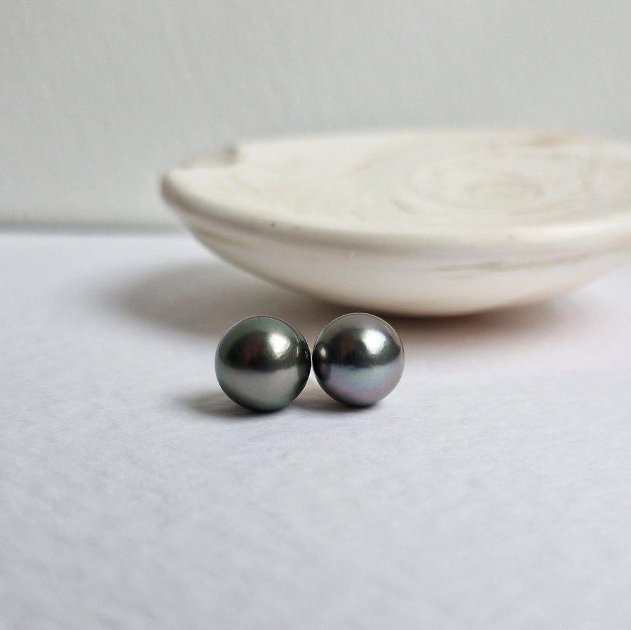 Tahitian Pearl Earstuds #19 (Dark Grey/Purple Overtone) / 14k Gold-filled