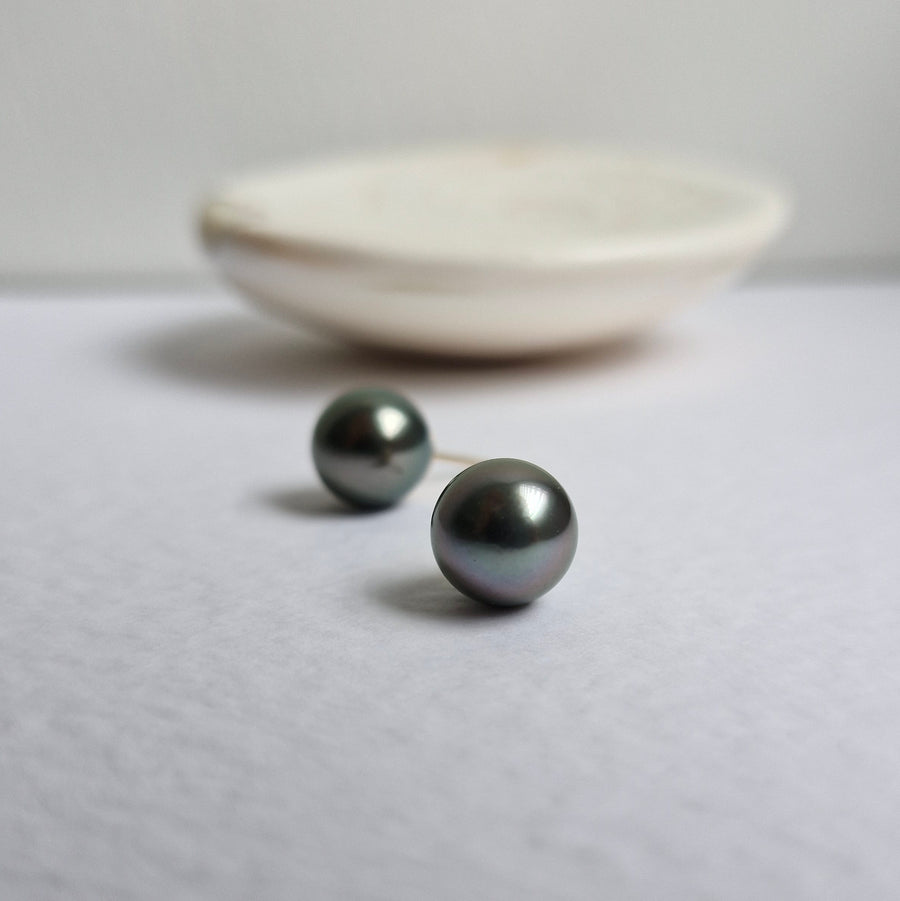 Tahitian Pearl Earstuds #19 (Dark Grey/Purple Overtone) / 14k Gold-filled