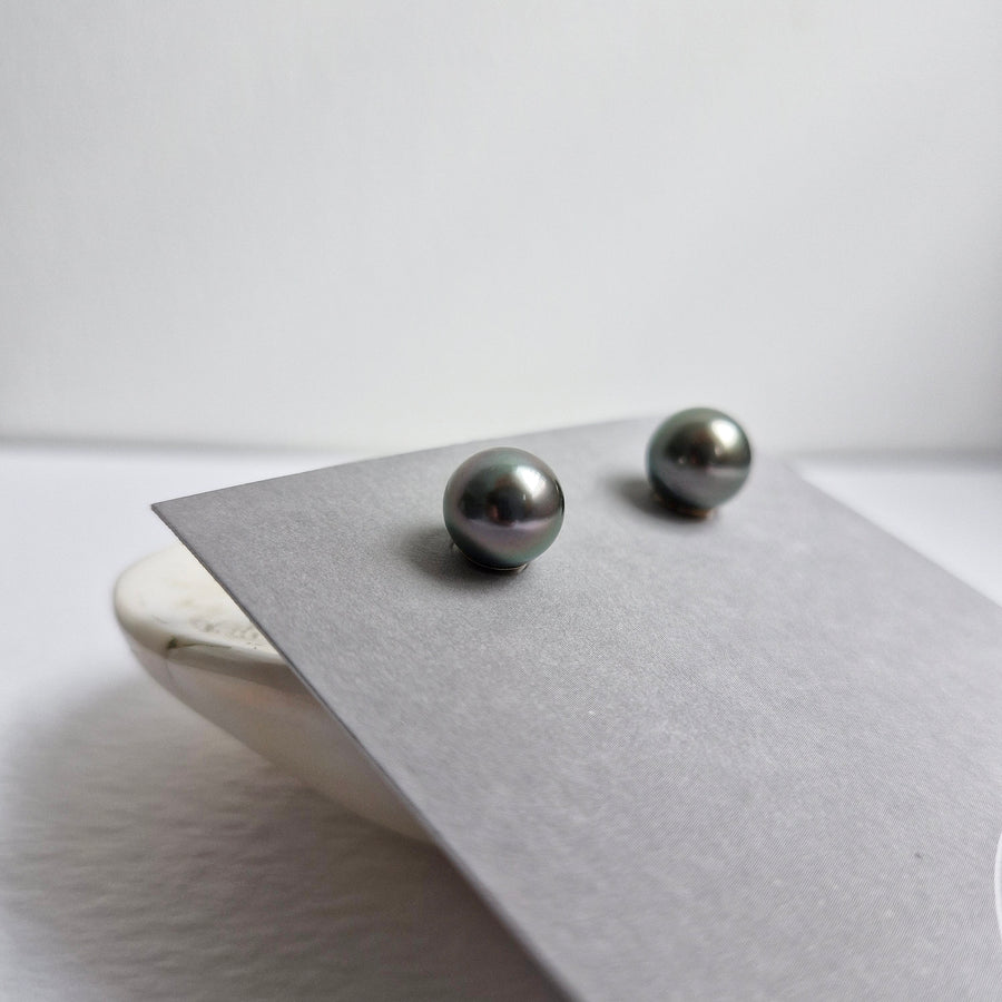 Tahitian Pearl Earstuds #19 (Dark Grey/Purple Overtone) / 14k Gold-filled