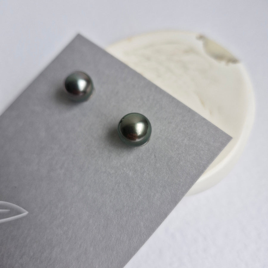 Tahitian Pearl Earstuds #19 (Dark Grey/Purple Overtone) / 14k Gold-filled