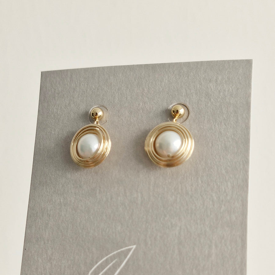 Cyra Freshwater Pearl Earrings / 14k Gold-filled Hoops