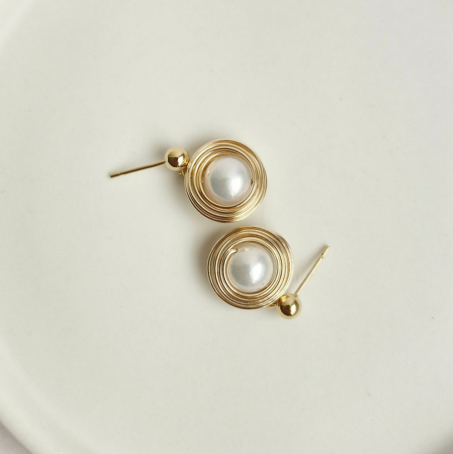 Cyra Freshwater Pearl Earrings / 14k Gold-filled Hoops