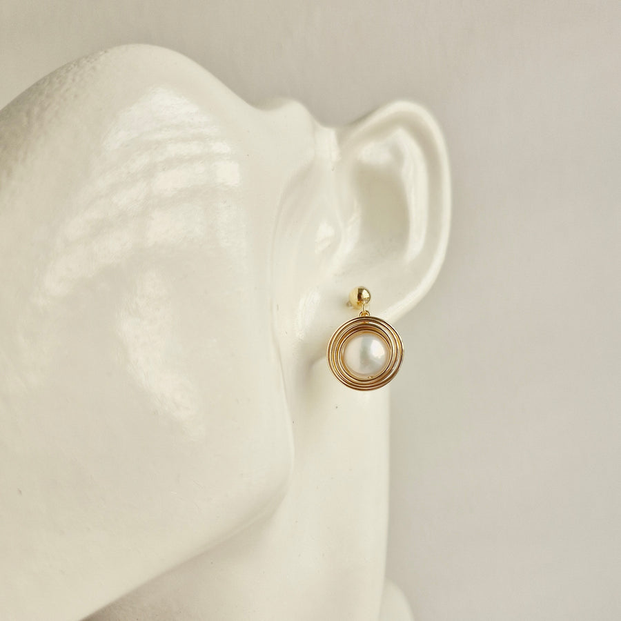 Cyra Freshwater Pearl Earrings / 14k Gold-filled Hoops