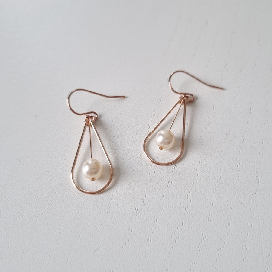 Dew Drop Earrings / Austrian Pearl