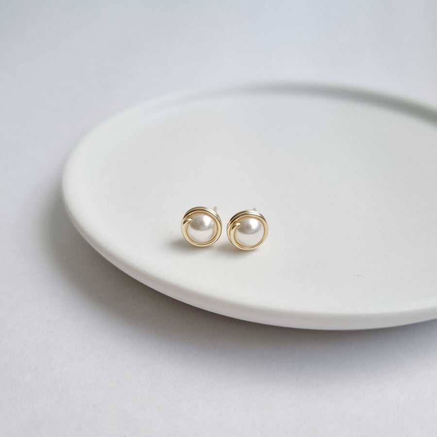 Austrian Pearl Earstuds (Medium) / 14k Gold-filled