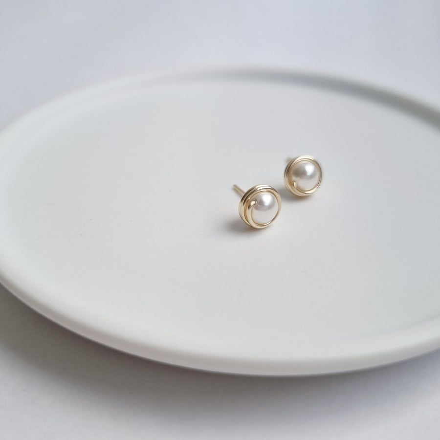 Austrian Pearl Earstuds (Medium) / 14k Gold-filled