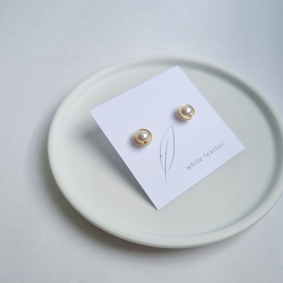 Austrian Pearl Earstuds (Medium) / 14k Gold-filled