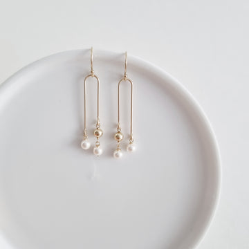 Cleo Earrings / White Pearl