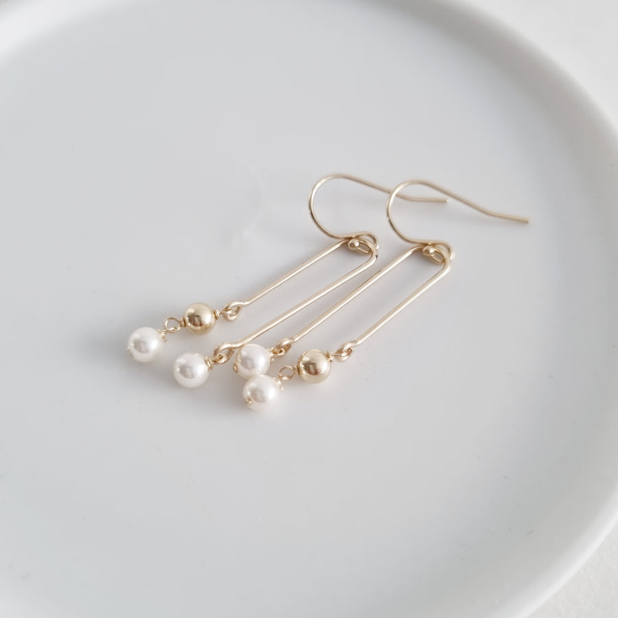 Cleo Earrings / White Pearl