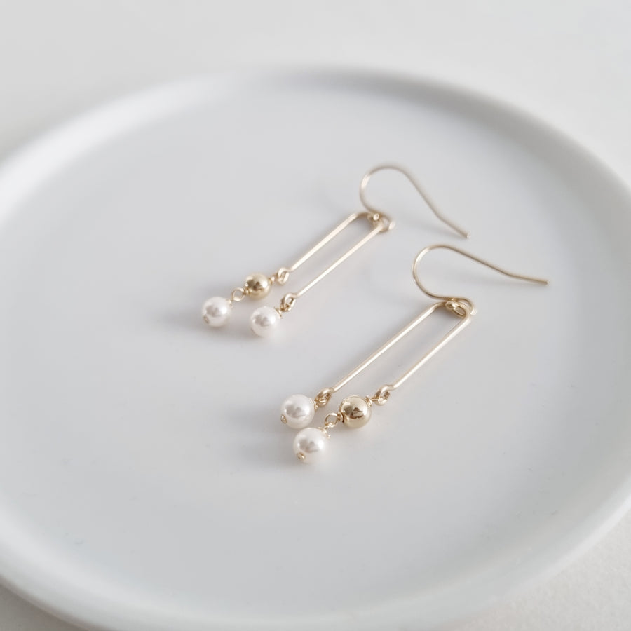 Cleo Earrings / White Pearl