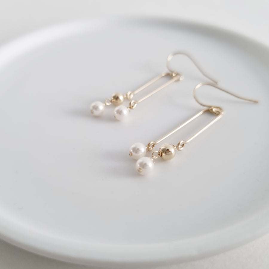 Cleo Earrings / White Pearl