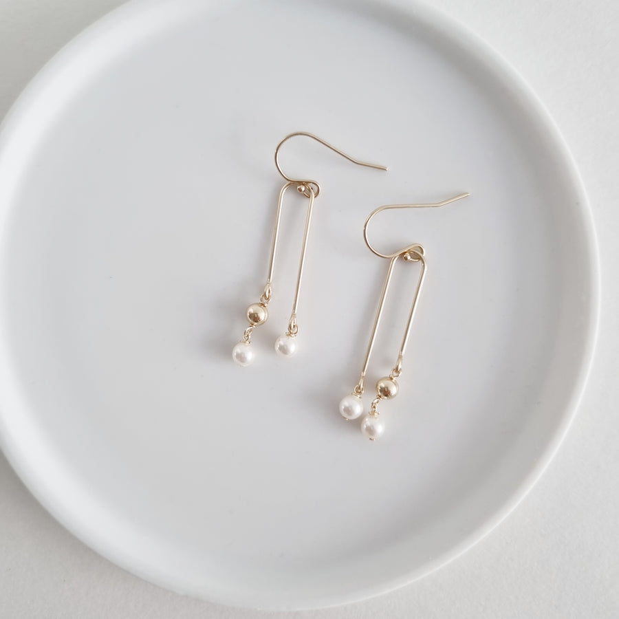 Cleo Earrings / White Pearl