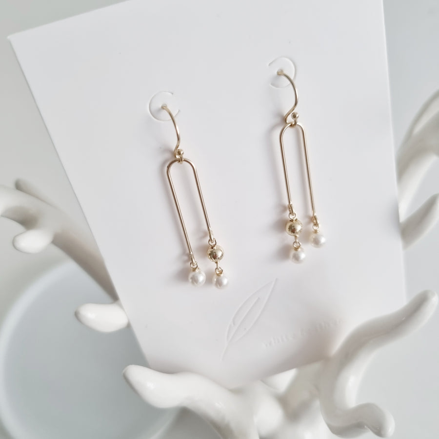 Cleo Earrings / White Pearl