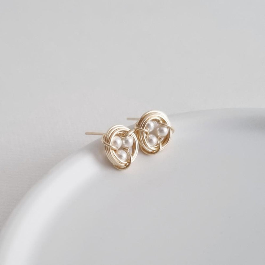 Robin's Nest Earstuds / Pearls