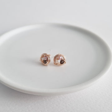 Robin's Nest Earstuds / Tri-color Austrian Pearls