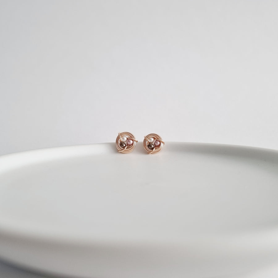 Robin's Nest Earstuds / Tri-color Austrian Pearls