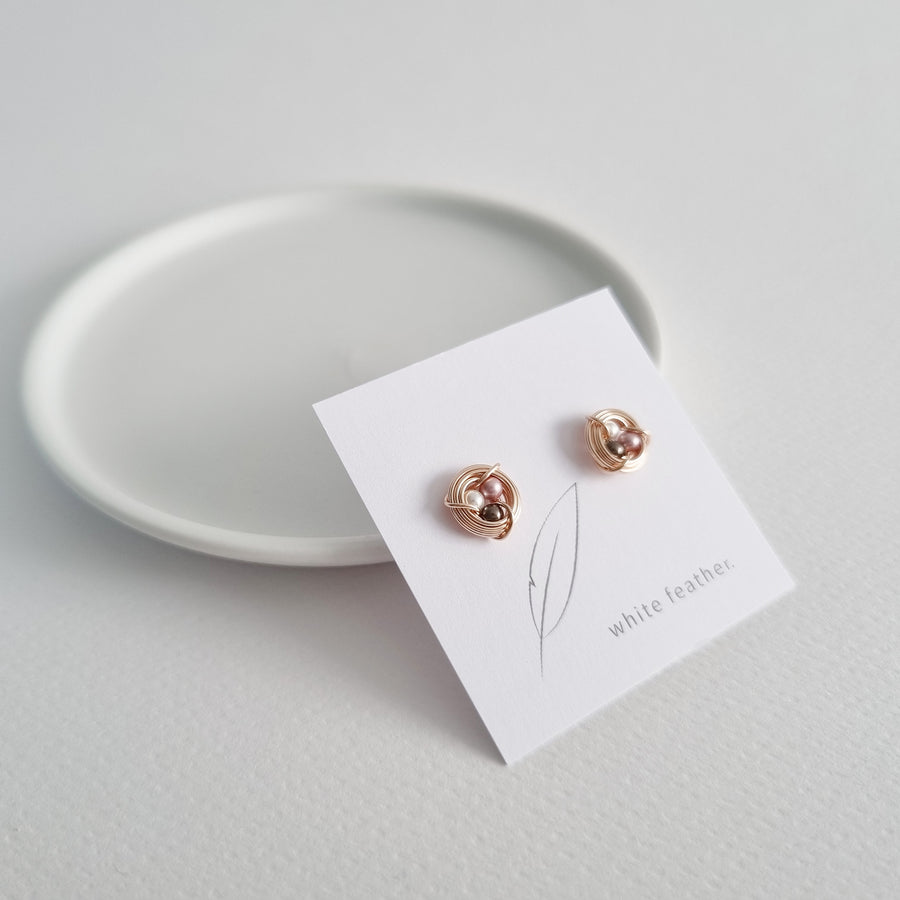 Robin's Nest Earstuds / Tri-color Austrian Pearls