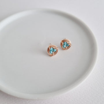 Robin's Nest Earstuds / Blue Pearls