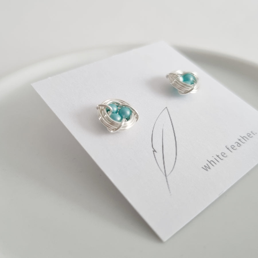 Robin's Nest Earstuds / Blue Pearls