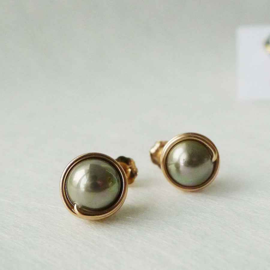 Peacock Black Shell Pearl Earstuds (Large) / 14k Gold-filled