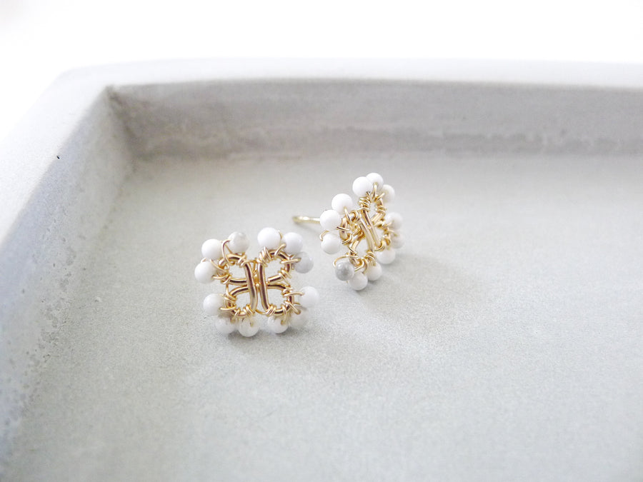 Clover Earstuds / White Howlite