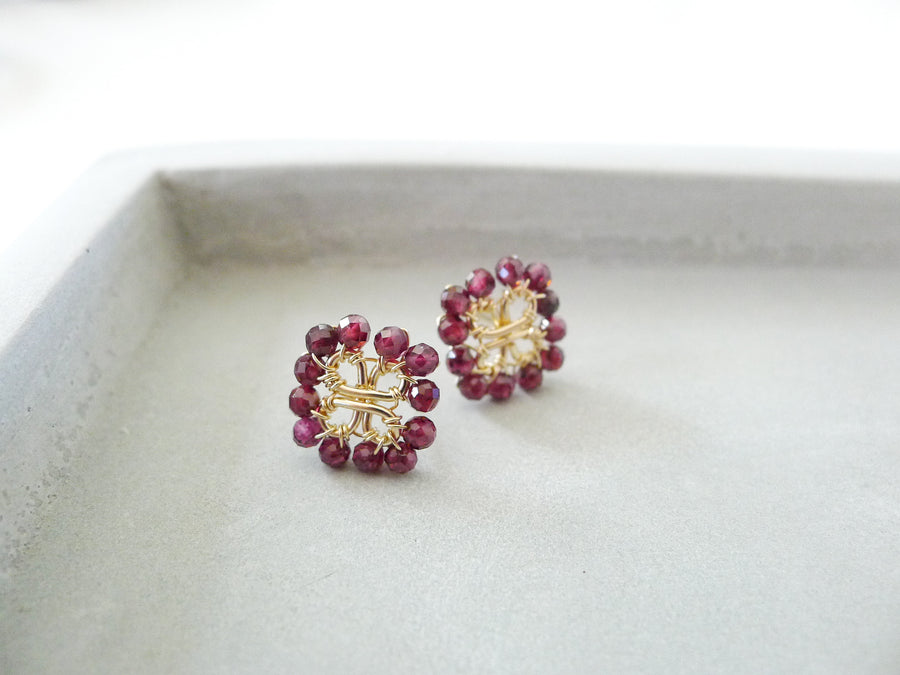 Clover Earstuds / Red Garnet