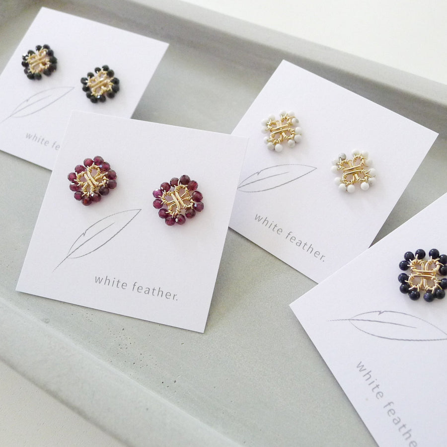 Clover Earstuds / White Howlite