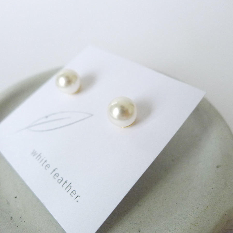 White Crystal Pearl Earstuds 8mm