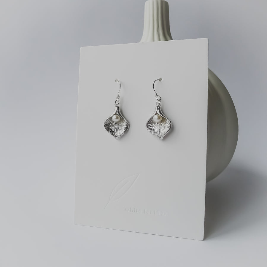 Calla earrings / fresh water pearls / Short earrings