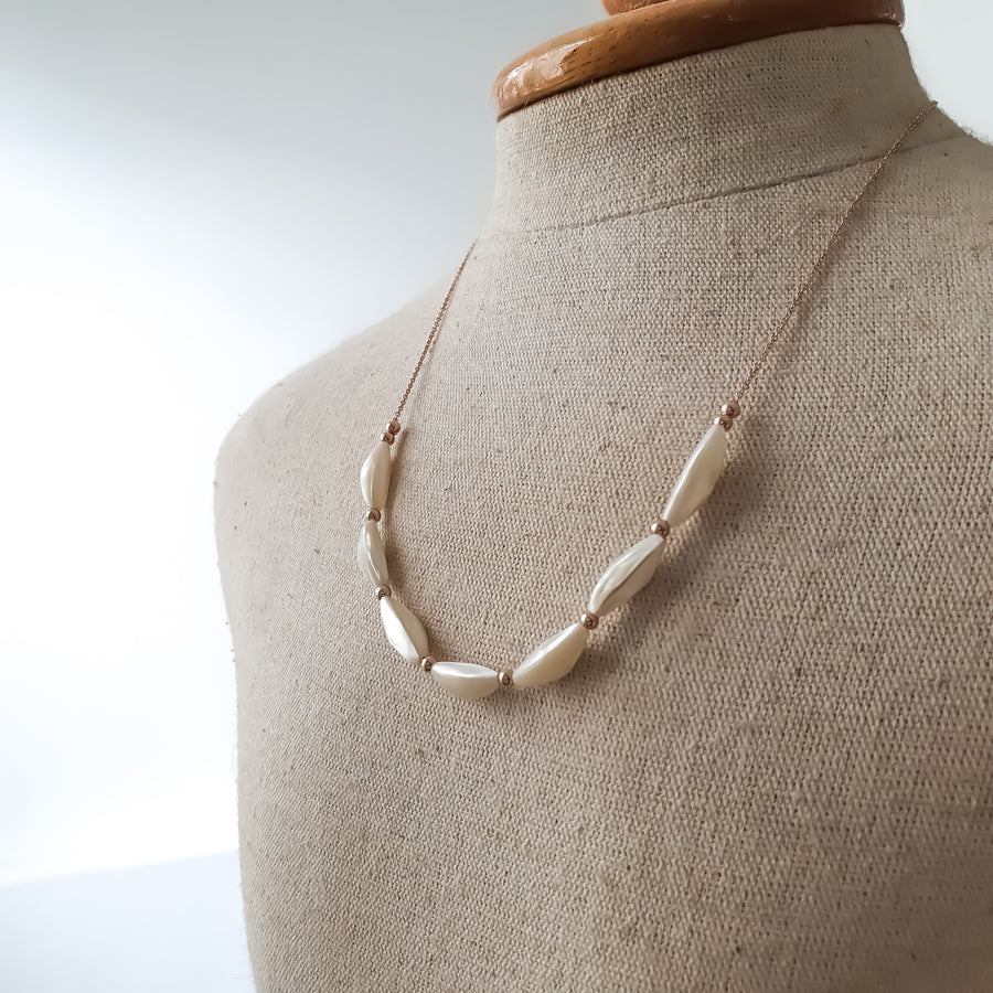 Regina Necklace / Mother-of-Pearl