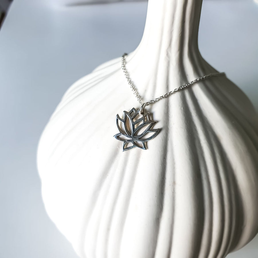 Lotus Cut-out Necklace / 925 Silver