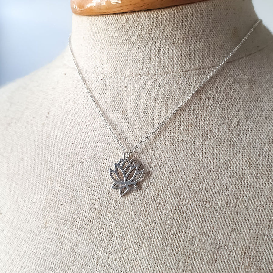 Lotus Cut-out Necklace / 925 Silver
